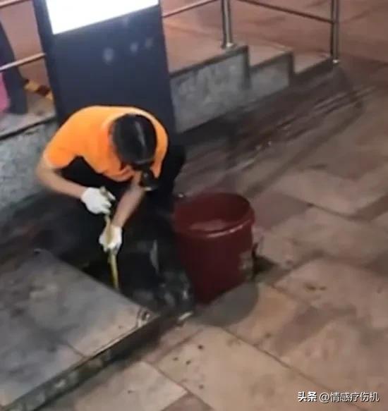 男子打捞地沟,杭州街边男子疑打捞地沟油