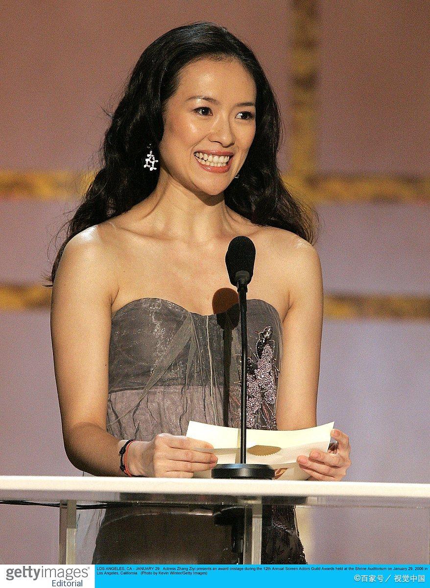 章子怡为什么穿黑色套装,章子怡一袭紫色长裙现身