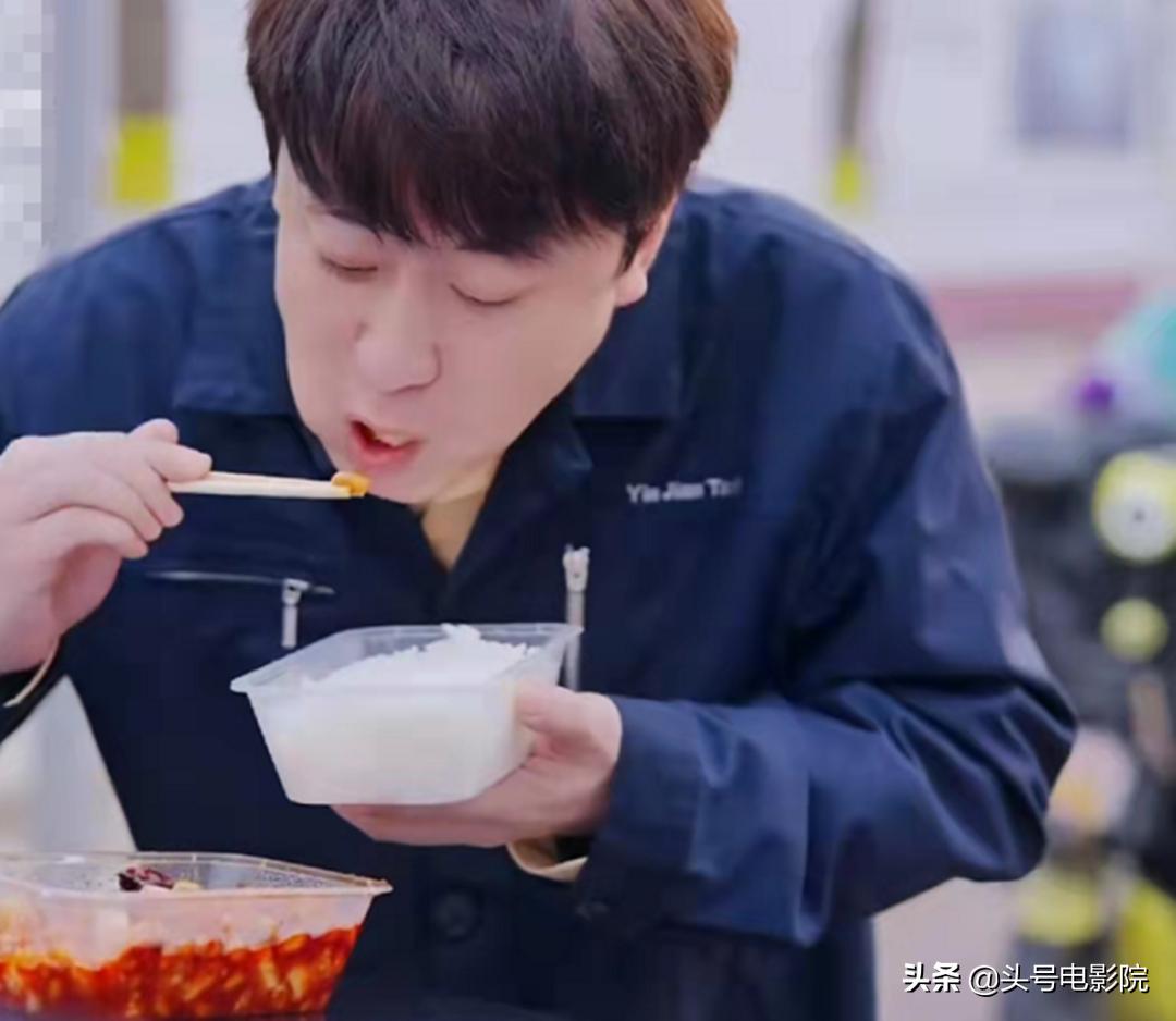 《魔幻手机》男主39岁当出租车司机？马路边吃盒饭，曾演葛优儿子