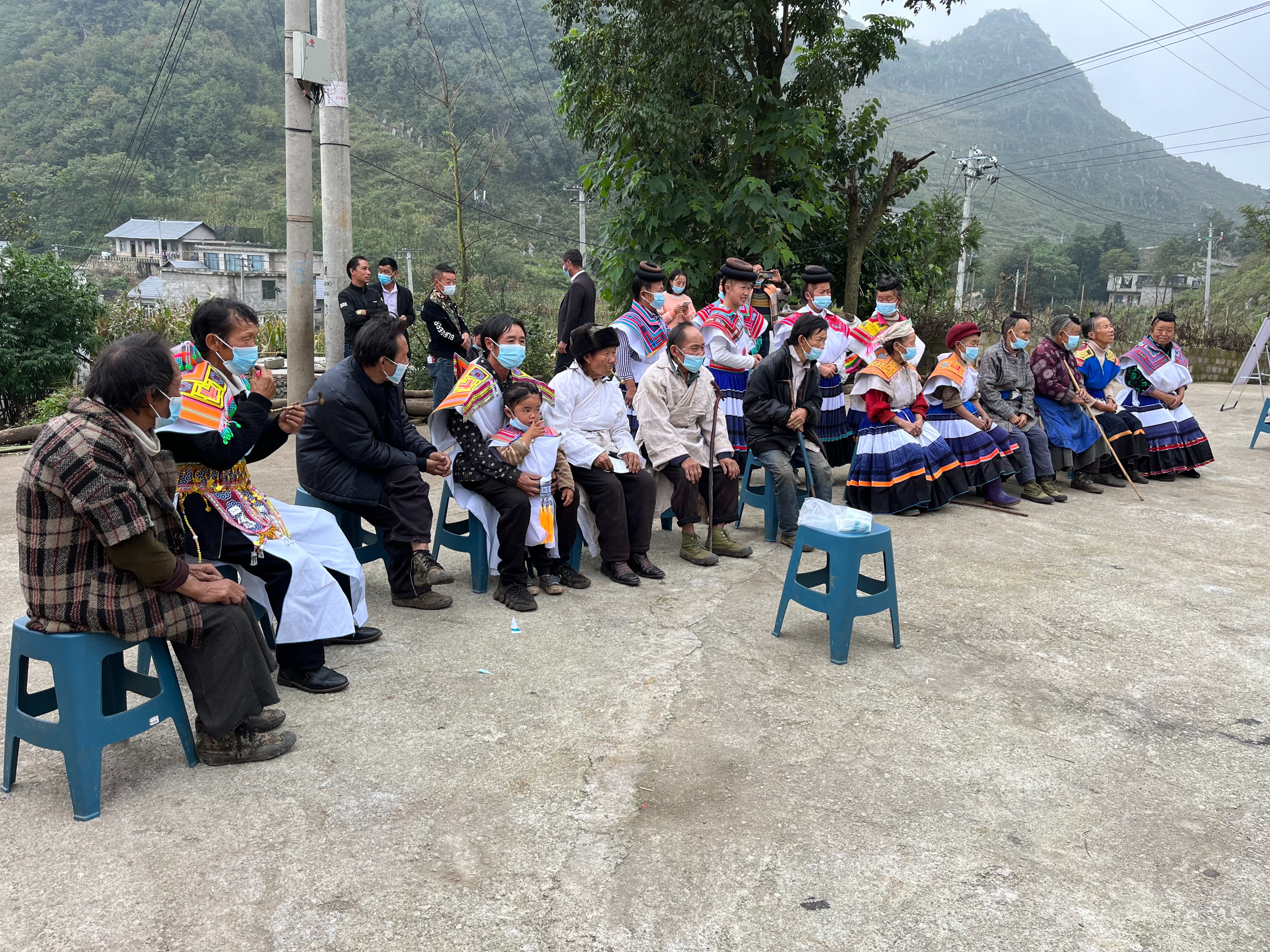 苗医药文化进乡村把健康送到家门口六盘水市苗学会在到钟山区保华镇海螺村开展苗医苗药义诊活动