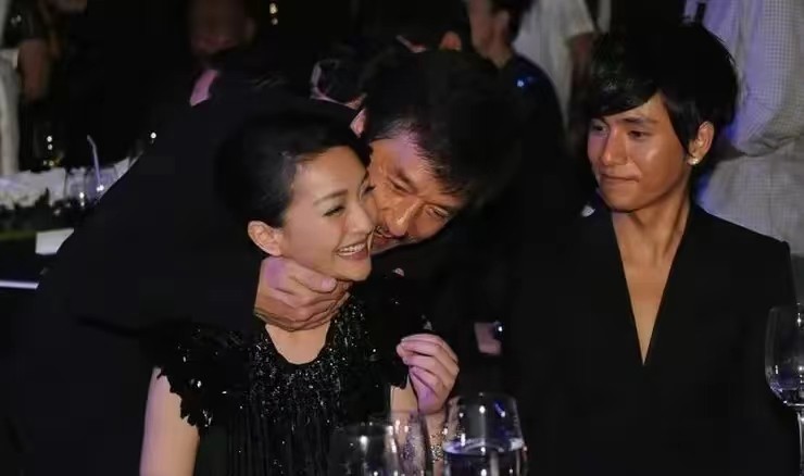 濂虫紨鍛樺垎浜棩甯告彮闇插ū涔愬湀鍐呭箷,濞变箰鍦堝亣鎴忔垚鐪熸瘉浜嗗灏戝コ鏄庢槦