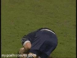 看到踢足球心里也想踢,看到足球场上的感想