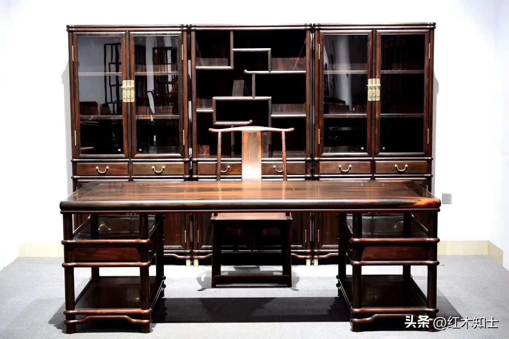 红木办公桌摆放的五宜与五忌,办公室桌子风水摆设要注意什么
