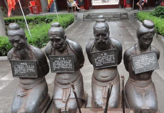 不堪入目，杭州女大学生地铁“奴性”事件遭疯传，网友：震碎三观