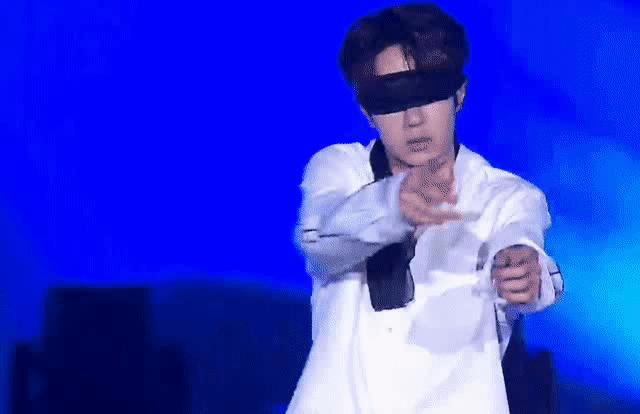 王一博回眸杀蓝湛,王一博跳舞杀马特