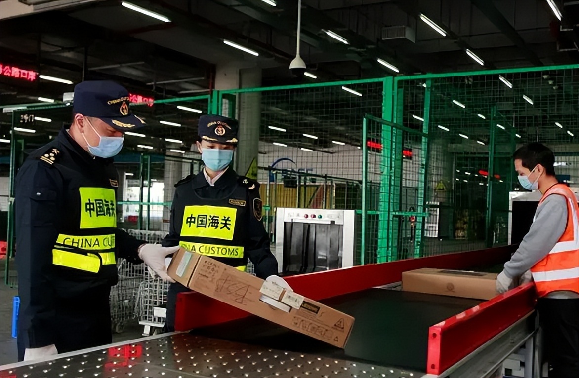 18岁小伙买24支假枪判无期,小伙买假枪被判刑