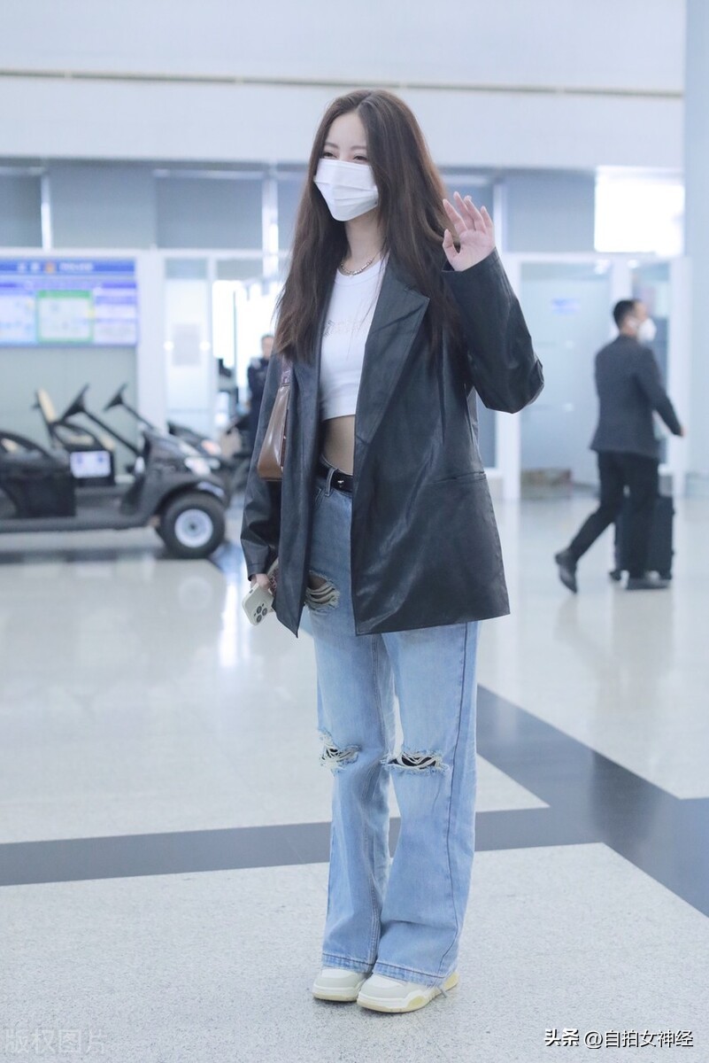 吴优身穿白色长裙礼服,吴优棕色牛仔裤