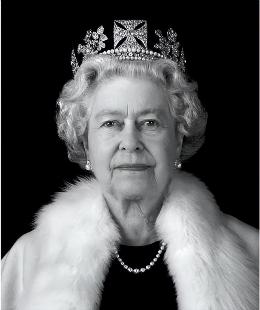 英国女王的珍珠项链是海水珍珠吗,英国女王都有哪些珠宝首饰呢