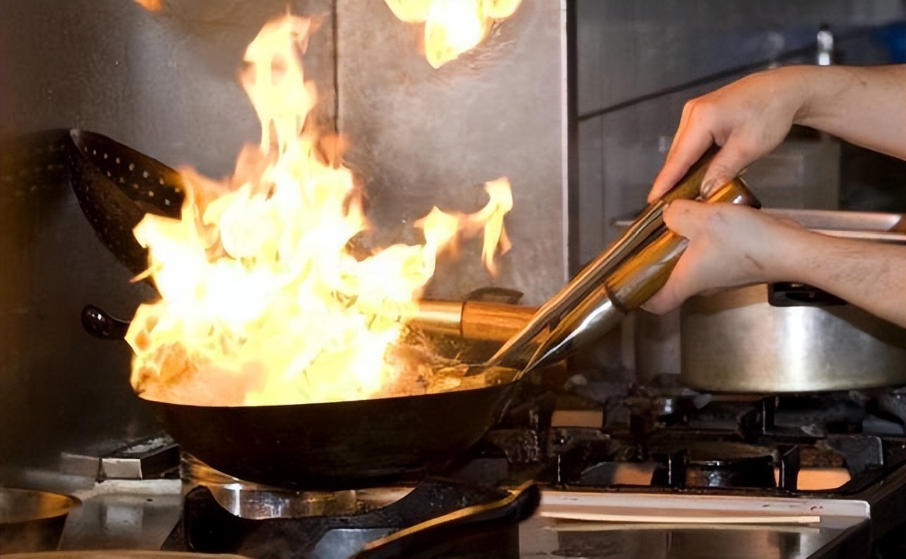 危险的油锅起火,油锅起火最正确的处理方法