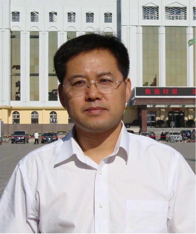 他们今日荣休，桃李天下！衷心祝节日快乐！