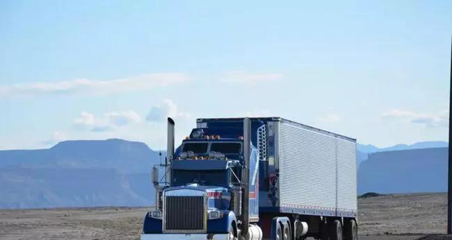 美国卡车排气筒朝上的真相是什么,中国的卡车排气管为什么朝下