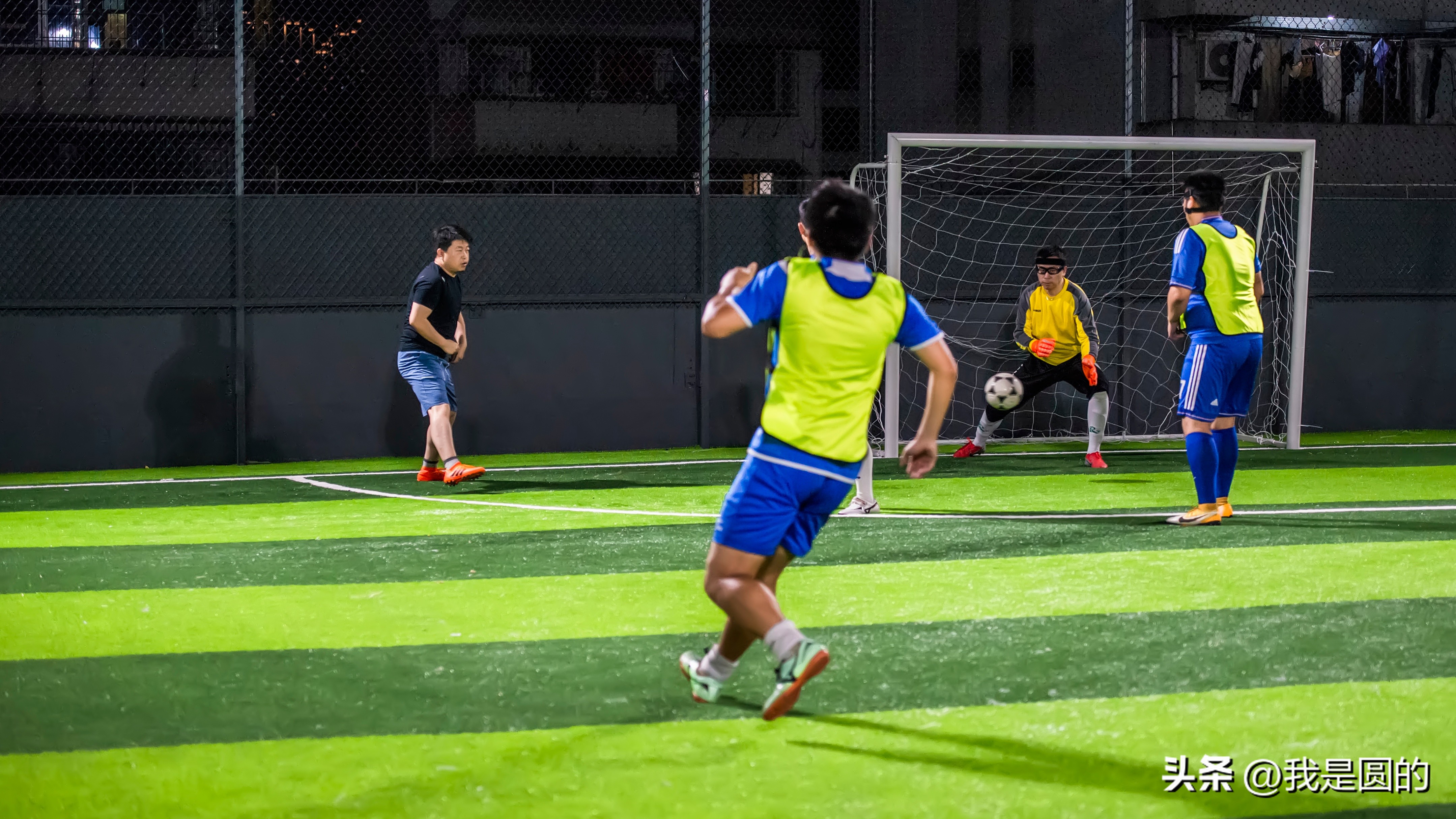 足球摄影作品创作说明,足球摄影作品简介200字