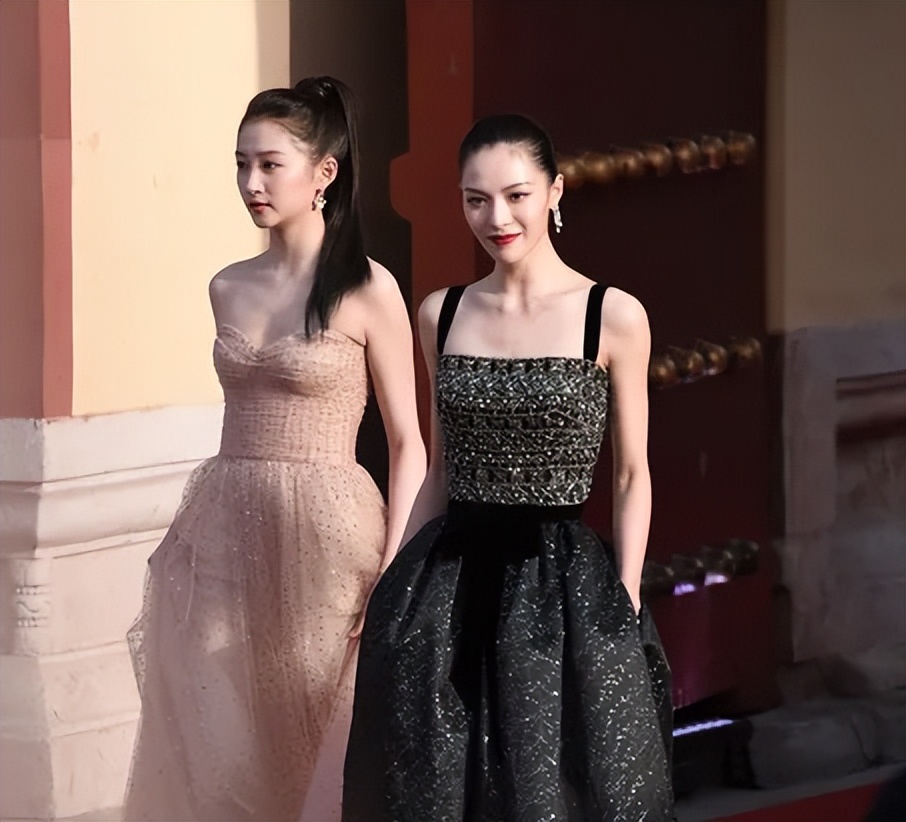 关晓彤为谁挡热搜,关晓彤烂大街造型