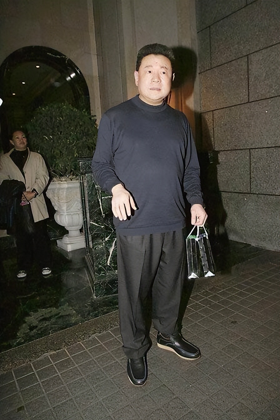 广东男人，逆袭成香港富豪，花10亿买飞机，如今妻子成接班人