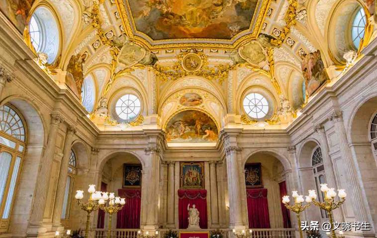 在哥达王朝时期的建筑中,哪些特征体现了该时期独特的空间构成