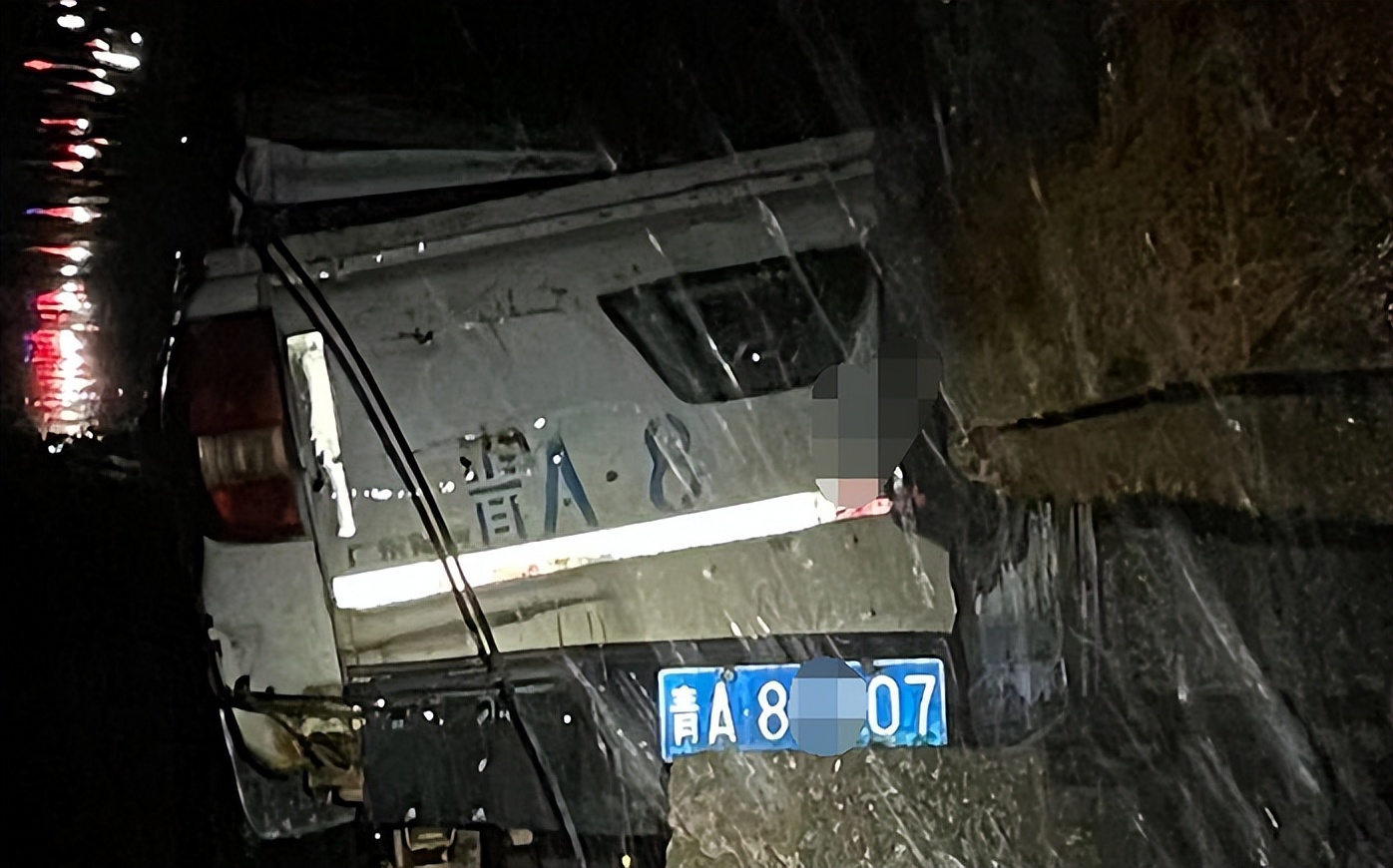 男子帮抢回手机刮到汽车被赔2000,车剐蹭全责对方修车5000元