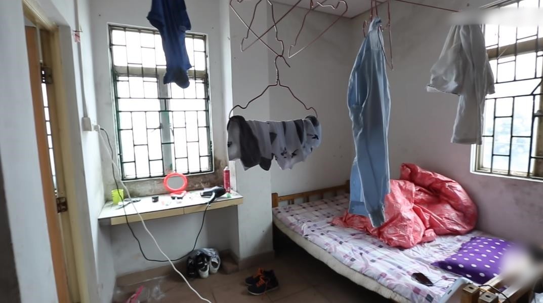 20岁小伙在工厂流水线,小伙工厂上班一天站11个钟