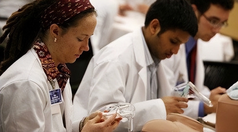 美国产妇生下双胞胎竟是异父同母,美国24岁的女子生下12个双胞胎