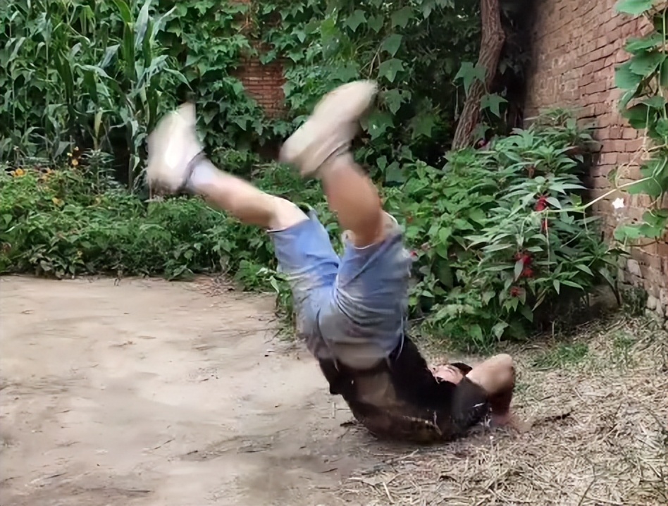 山东小伙靠“三脚猫功夫”走红，获赞乡村洪金宝，网友为啥半服？