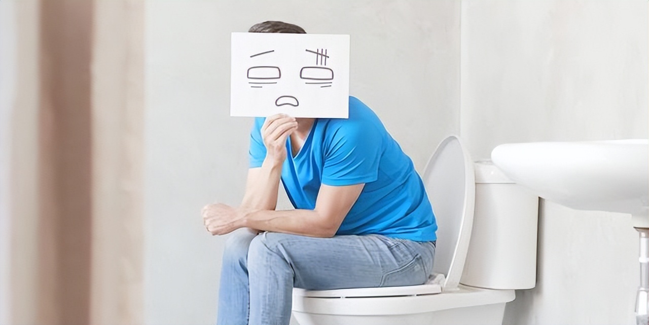 男生喝柠檬水有什么好处和坏处 (每天喝蜂蜜柠檬水的好处和坏处)