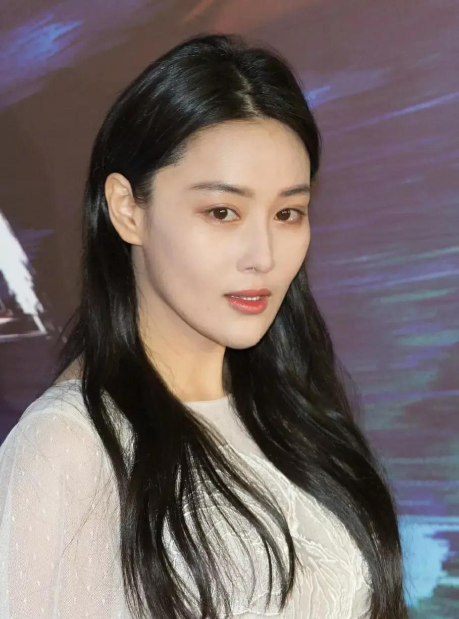 张馨予红色旗袍曼妙身姿,张馨予红色旗袍秀曼妙身姿