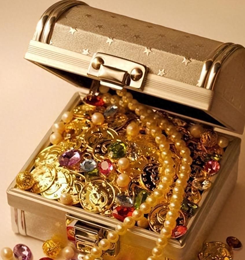 民间故事:男子见继母卧房灯亮,他趴窗头偷听,离开时学狗叫三声,2