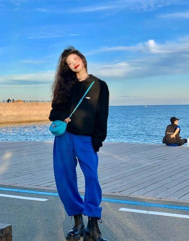 今年流行裤子不皱有垂感,今年裤子流行红色吗