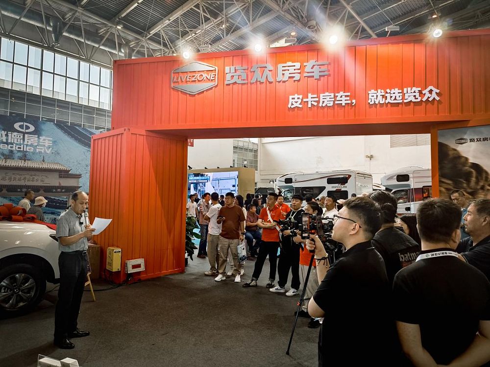 自由炮房车落地价,自由炮2.4t柴油版房车