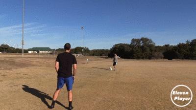 足球上一步踢球慢动作教学视频,足球一脚解围高球技巧