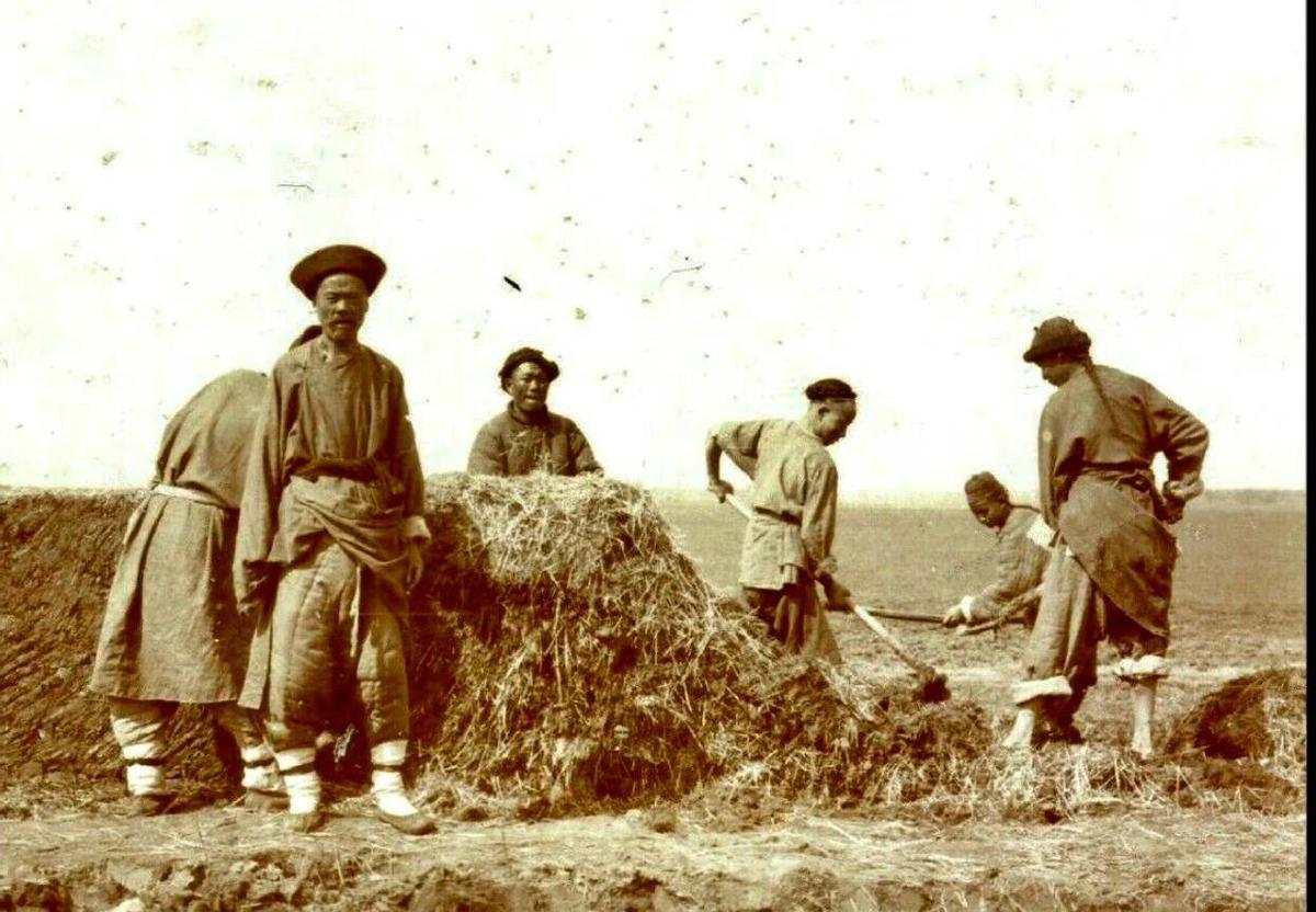 侵华日军*行暴**照片，女子为活命，脱衣服让日本人拍摄，*辱侮**致死