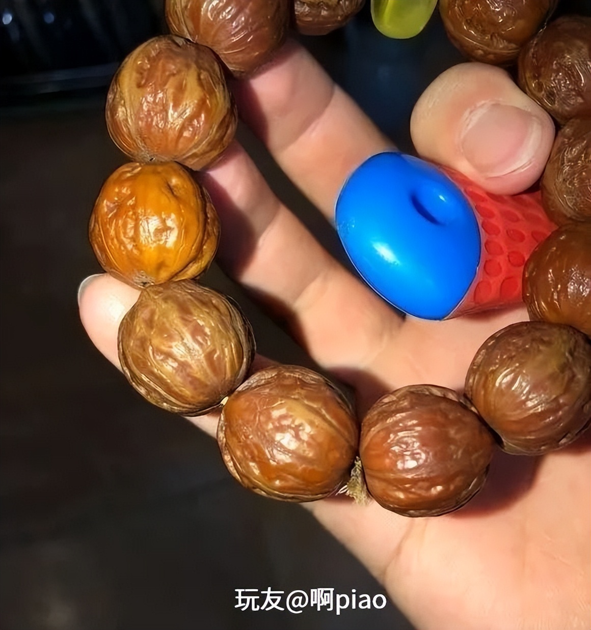 手串盘脏了，他用洗衣粉刷了一下