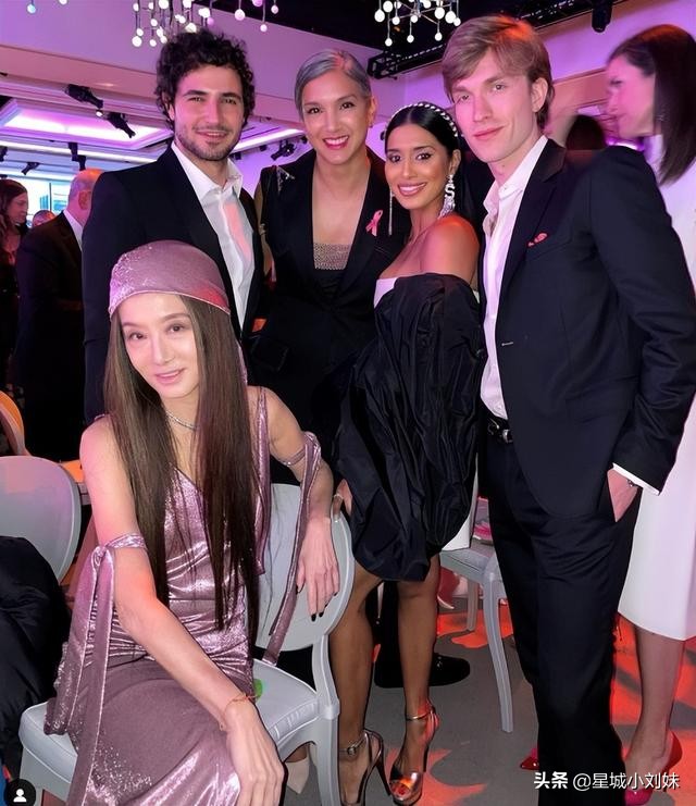 “婚纱女王”王微微73岁生日宴,秀美腿亮腹肌,身材似少女