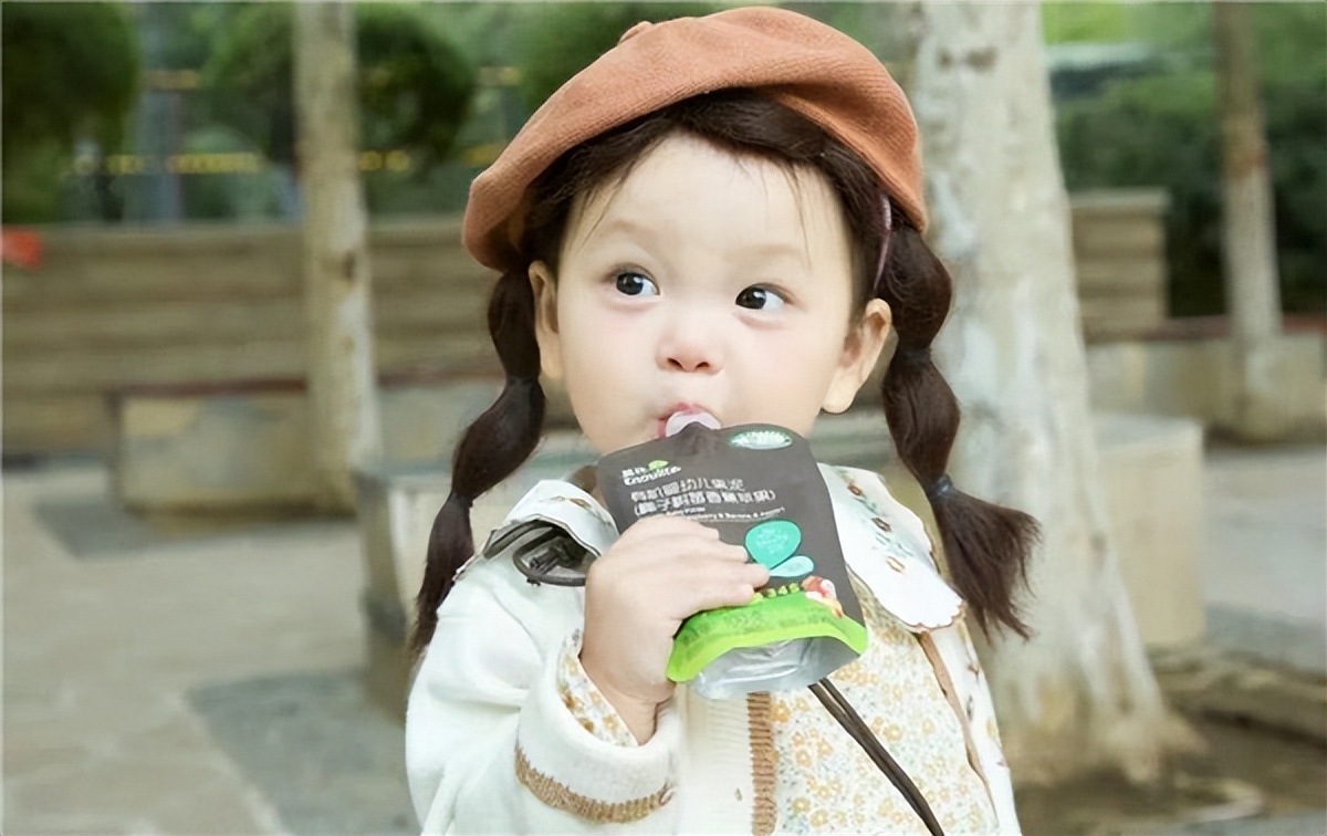 室外遛孩子,遛娃出门天气炎热