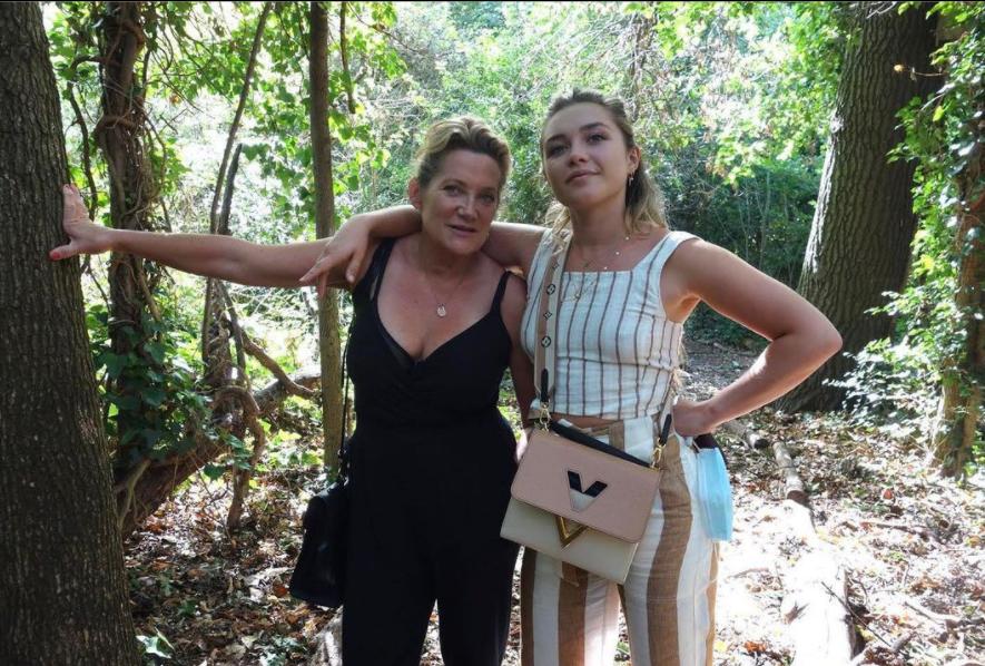 26岁好莱坞女星遭网暴！穿薄纱礼服公开露胸，被嘲胸太丑令人作呕