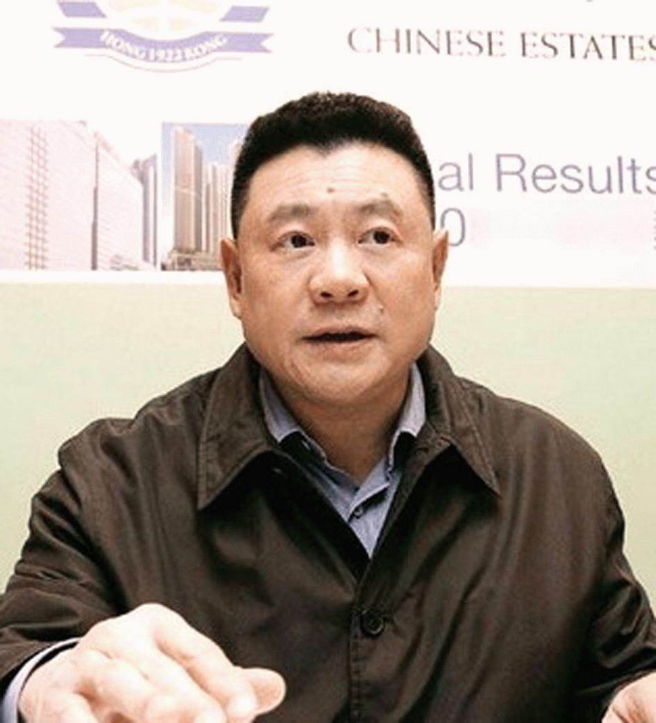 广东男人，逆袭成香港富豪，花10亿买飞机，如今妻子成接班人