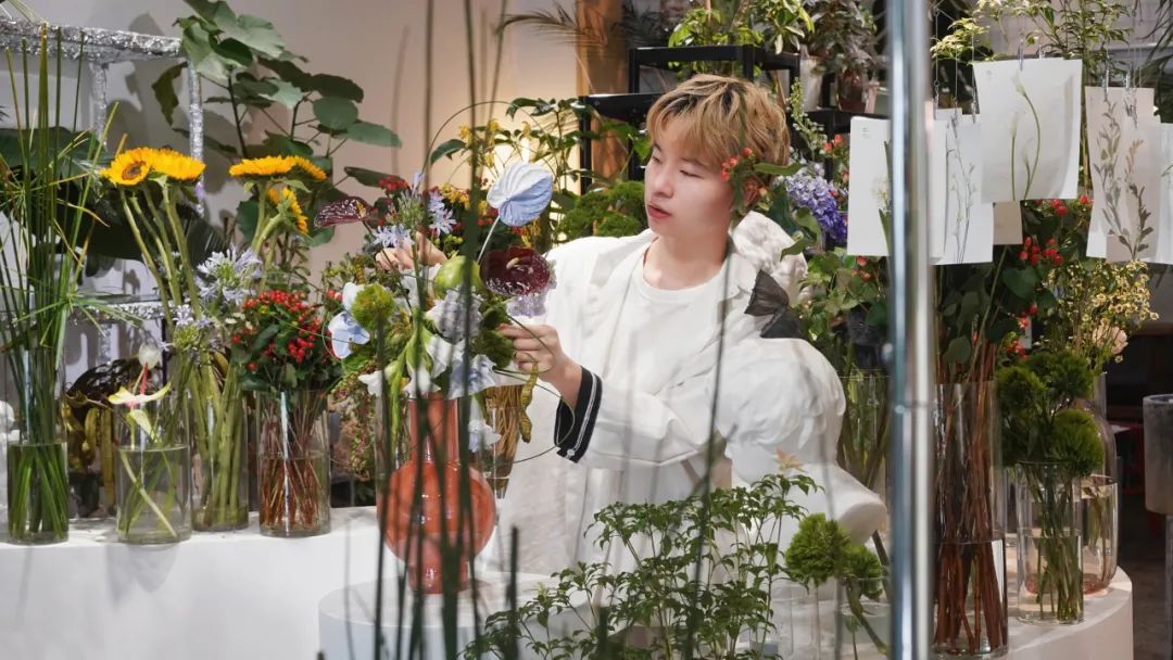 22岁，疫情下开62㎡花店，月营业额做到6万元，独特是他的标签