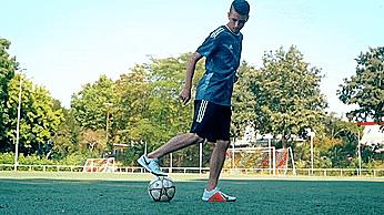 花式足球之七个简单易学的地面起球技巧