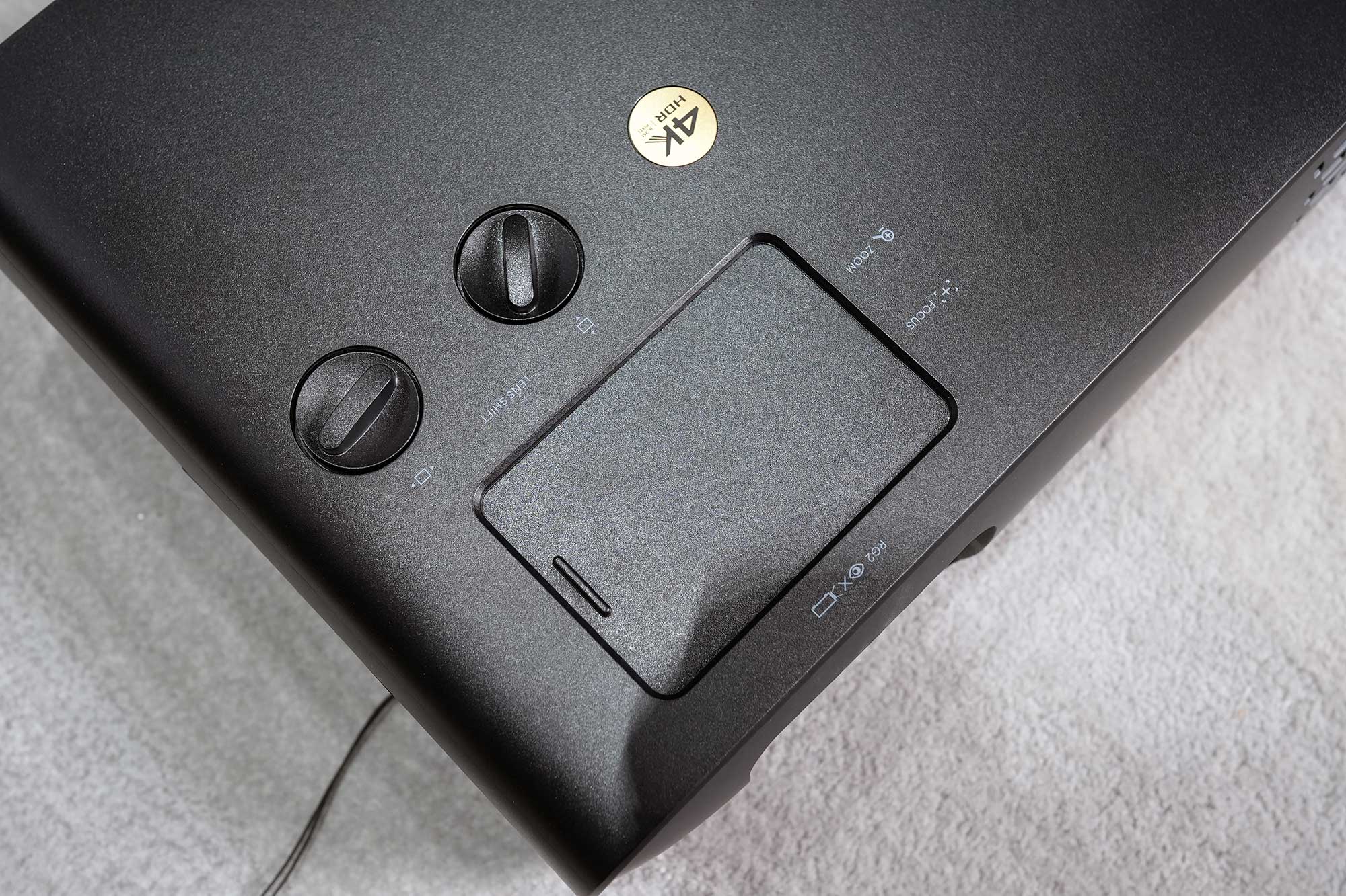 爱普生tz3000和明基4550,同价位投影仪和显示器