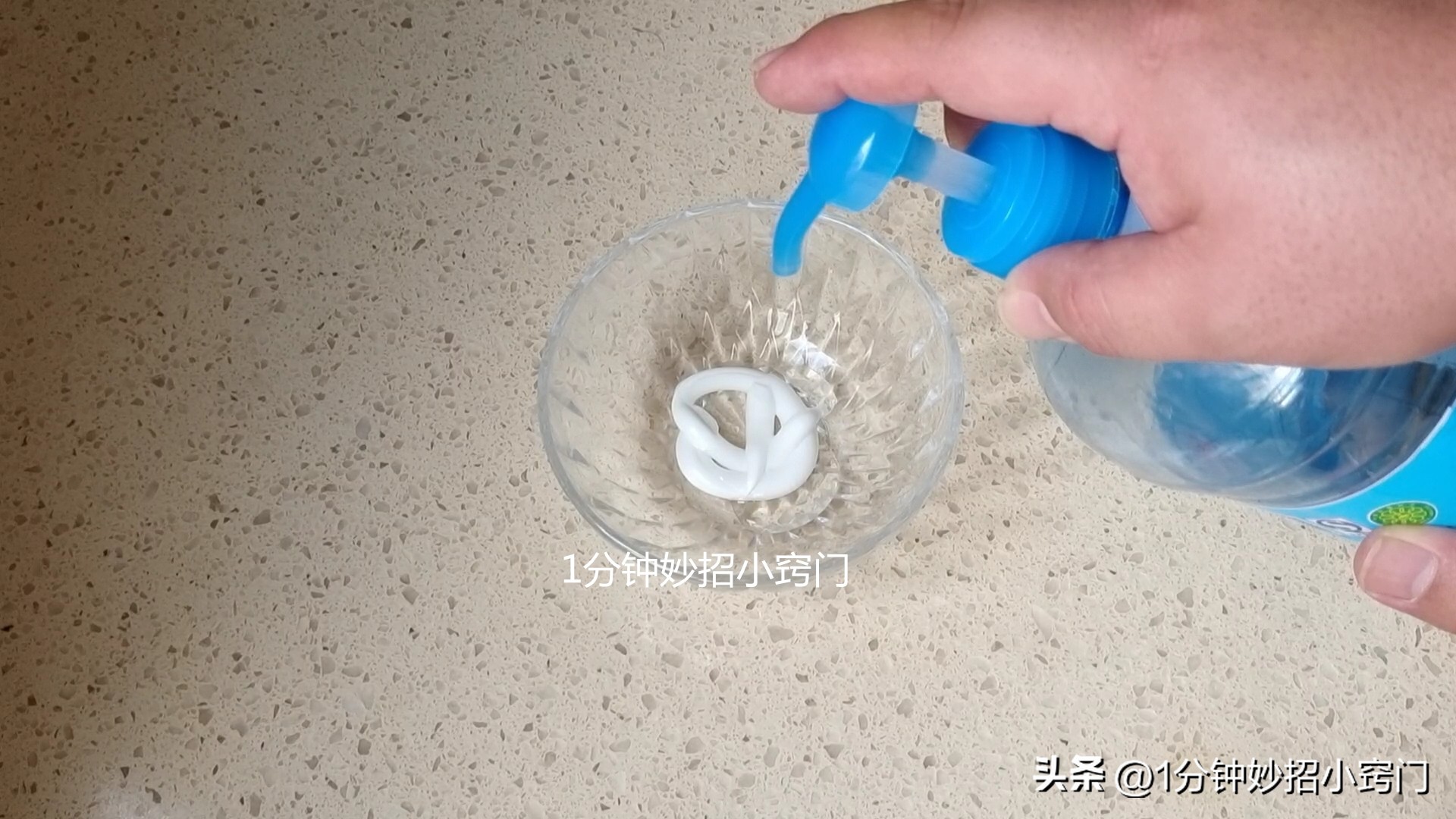 锅盖的油污怎么清洗,锅盖油污难清洗教你一招