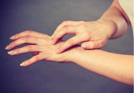 糖尿病引起皮肤瘙痒症,糖尿病人的皮肤瘙痒症怎么治疗