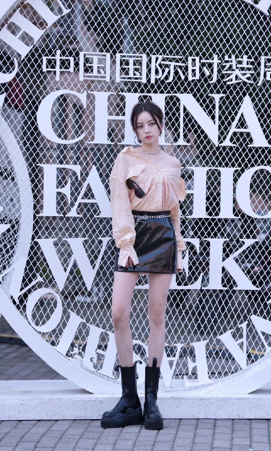 超高清街拍短裙通勤风穿搭,街拍穿短裙搭配