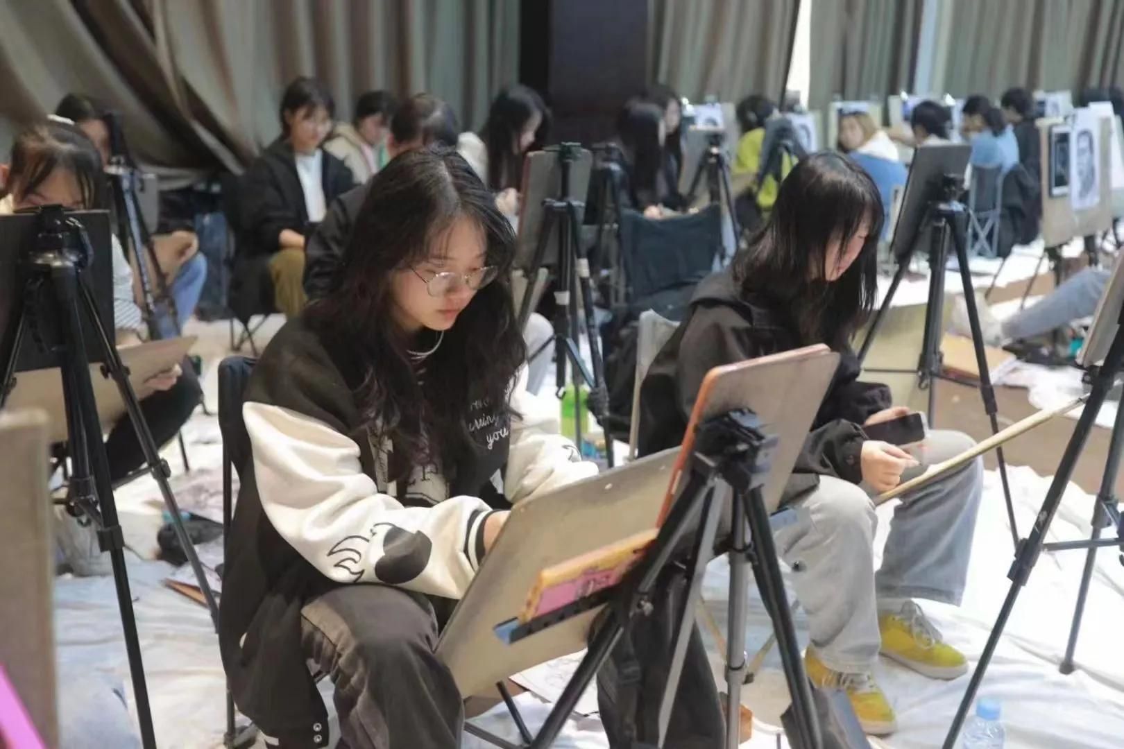 美术集训期间学文化课有用吗,孩子文化课成绩差要学美术吗