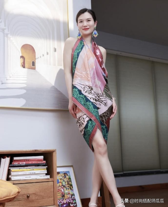 穿T恤系“丝巾”，凭什么优雅又好看？这2个精髓，学会就时髦