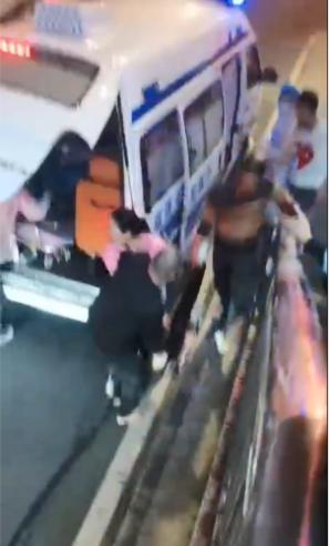 男子在电瓶车上发现一条小青蛇,男子凌晨玩蛇被人咬