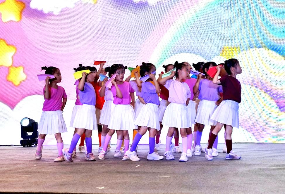 七彩童年活动环创,七彩童年庆六一活动