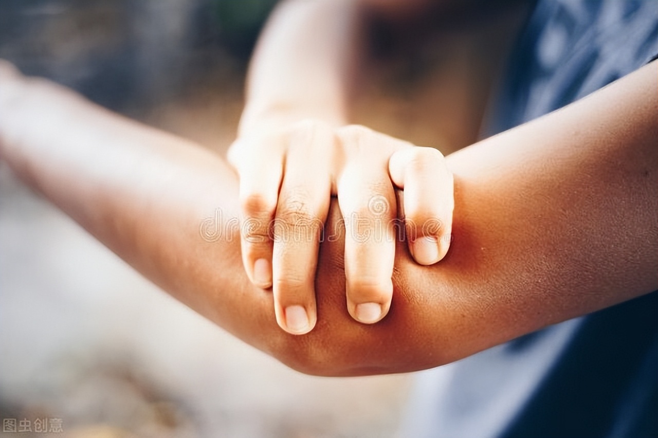 整条手臂突然酸痛无力是什么原因,手臂肌肉突然酸痛无力是怎么回事