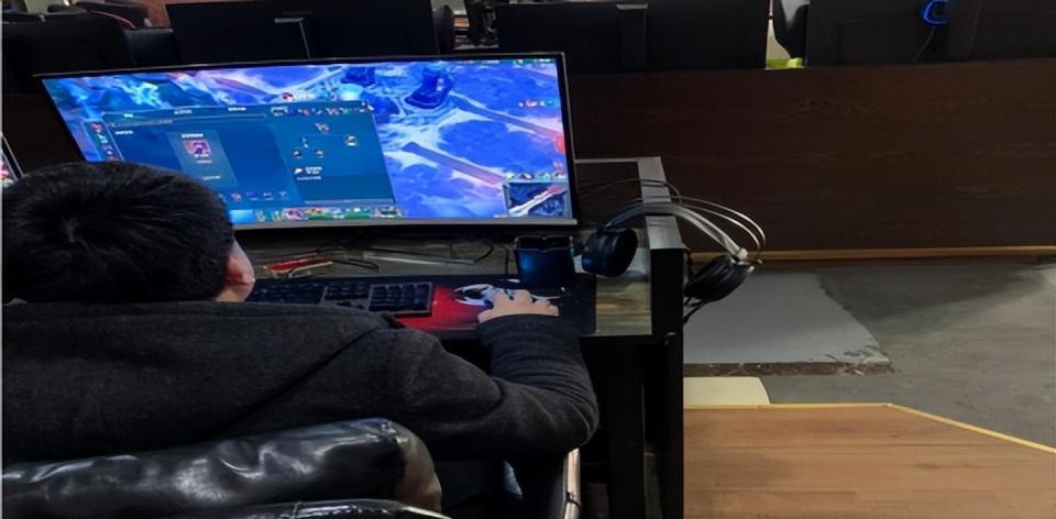 24岁小伙吃软饭视频,25岁小伙吃软饭