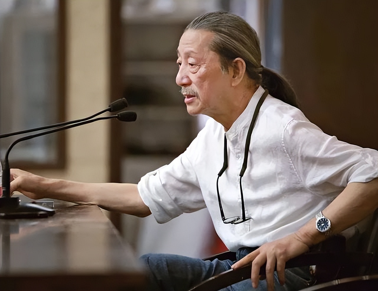 霍英东:建白天鹅宾馆,盖章太难祭出妙招,政策风向紧盯裸少女