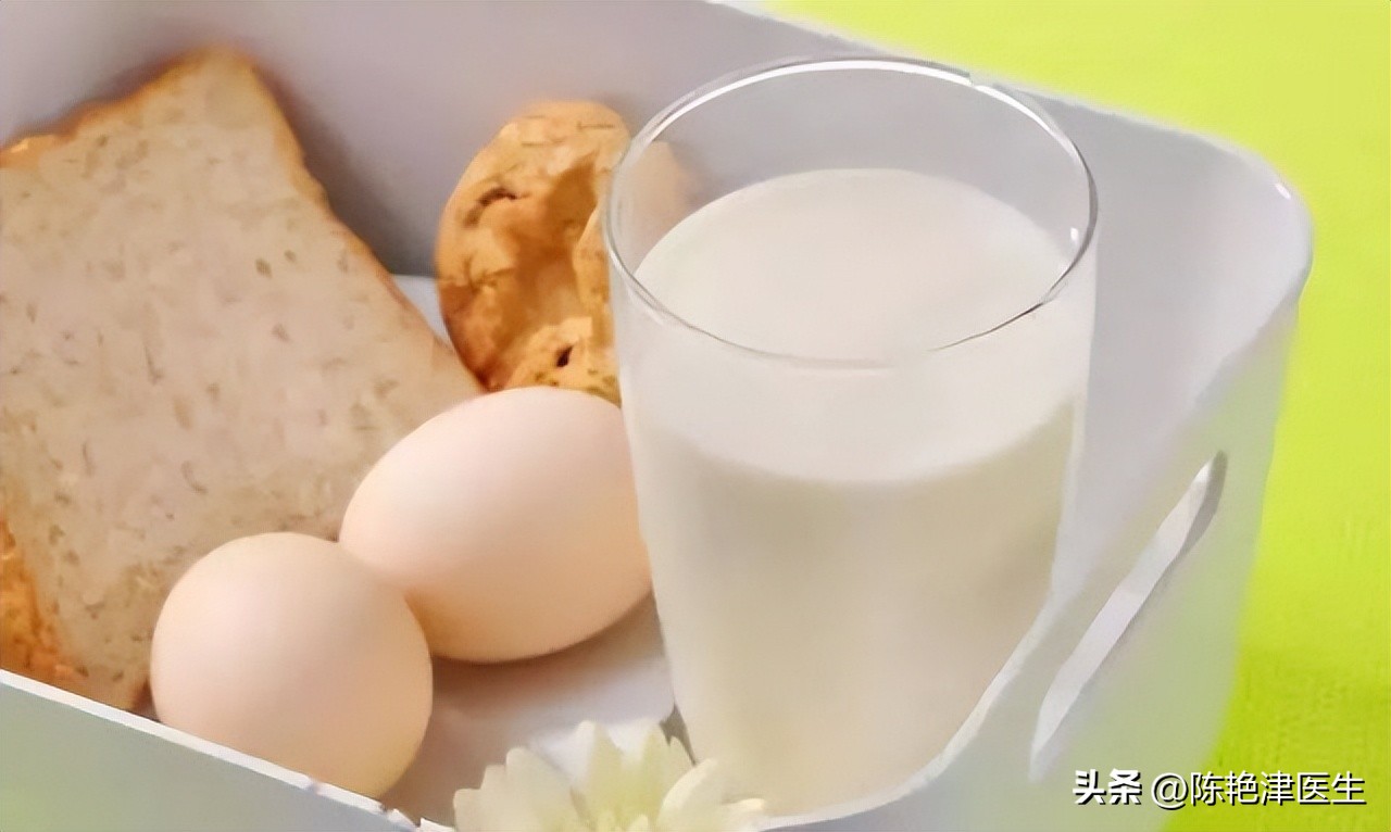 晚上喝牛奶和早上喝牛奶哪个更好,长期夜间喝牛奶会不会有什么危害