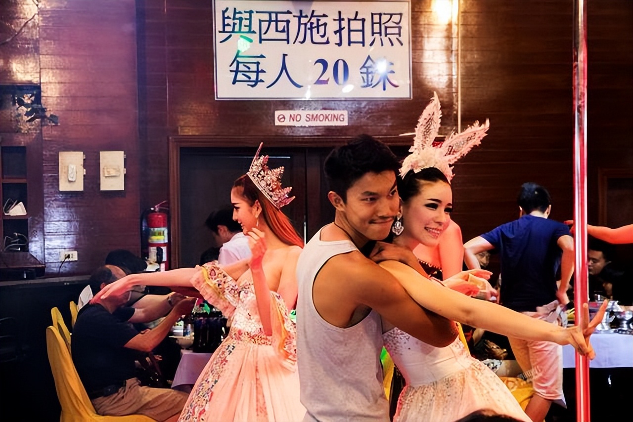 泰国人妖表面光鲜亮丽，实则承受沉重的代价，看完算是涨知识了！